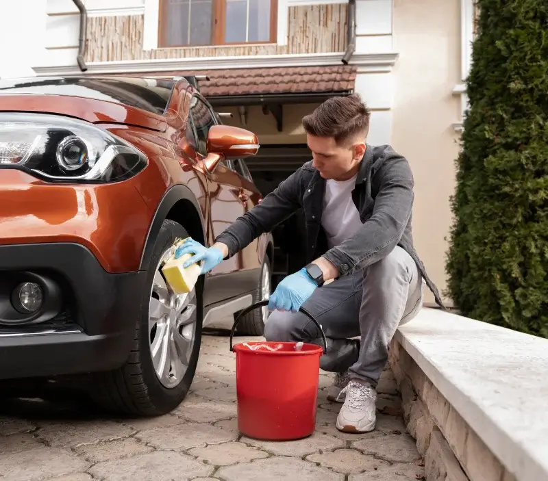 Lavage auto à domicile Cabanac-et-Villagrains : professionnel intervenant sur un véhicule